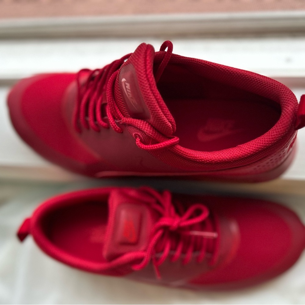 Nike Air Max in Ruby Red